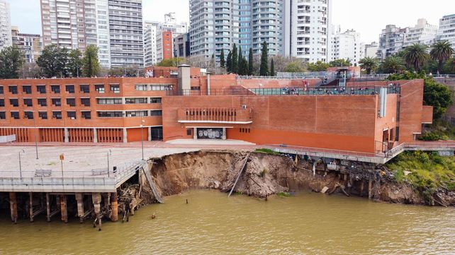 La bajante del Paraná provocó la caída de buena parte de la costa a la altura del Parque España.