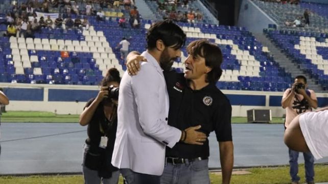 El Loco Abreu asumió hace pocos días como técnico y ya se coronó campeón