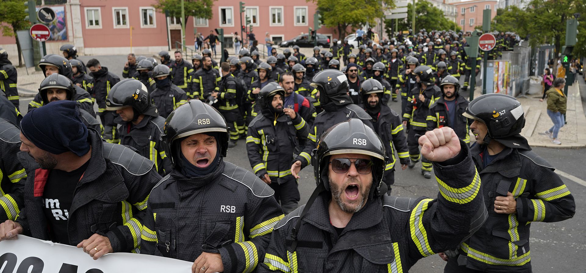 Bomberos profesionales marchan por Lisboa hacia el Parlamento portugués en una protesta por mejores salarios y condiciones laborales, el miércoles 2 de octubre de 2024. (Foto AP/Armando Franca) Bomberos profesionales marchan por Lisboa hacia el Parlamento portugués en una protesta por mejores salarios y condiciones laborales, el miércoles 2 de octubre de 2024. (Foto AP/Armando Franca)