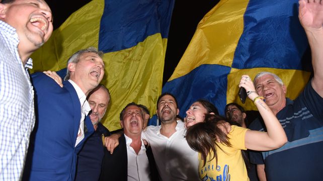 Festejo oficialista. Rodolfo Di Pollina (centro) celebra la victoria junto a los integrantes del Foro Canallas Unidos.&nbsp; 