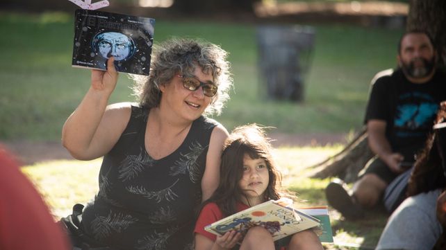 Invitan a transformar la lectura silenciosa en una experiencia colectiva.