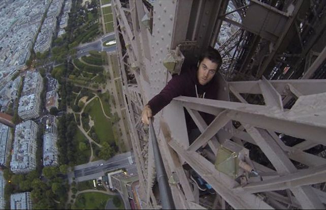 James Kingston ha vuelto a desafiar a la gravedad y a los dispositivos de seguridad y ha conseguido escalar la Torre Eiffel