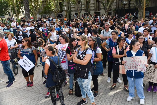 Los maestros rosarinos se movilizaron para exigir que se detengan los ataques contra escuelas