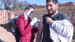 Un trabajador rural es vacunado contra el virus, en una de las campañas preventivas.