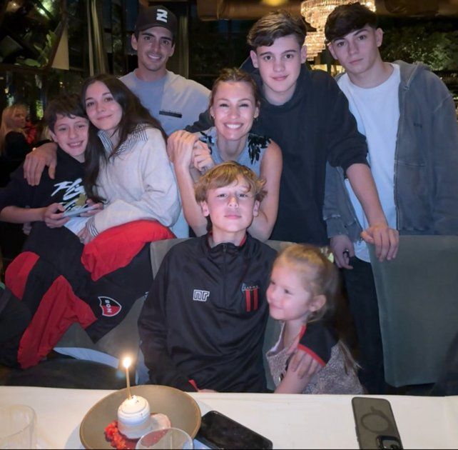 Pampita y su familia posaron por el cumpleaños de su hijo junto a una campera de Newells.