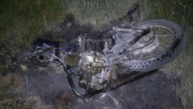 Murieron dos motociclistas tras chocar con un auto