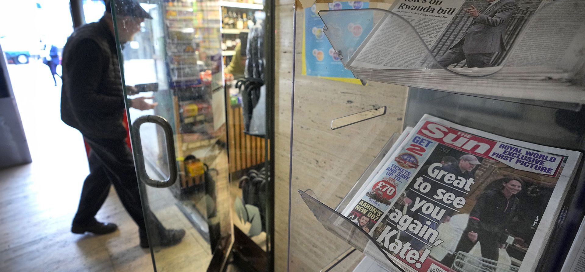 Periódicos a la venta en Londres, el martes 19 de marzo de 2024. Un periódico británico dice que el príncipe William y su esposa Catherine fueron filmados en una tienda agrícola cerca de su casa en Windsor. Es la primera grabación de Kate desde que se sometió a una cirugía abdominal por una afección no especificada hace dos meses. (Foto AP/Kirsty Wigglesworth) Periódicos a la venta en Londres, el martes 19 de marzo de 2024. Un periódico británico dice que el príncipe William y su esposa Catherine fueron filmados en una tienda agrícola cerca de su casa en Windsor. Es la primera grabación de Kate desde que se sometió a una cirugía abdominal por una afección no especificada hace dos meses. (Foto AP/Kirsty Wigglesworth)