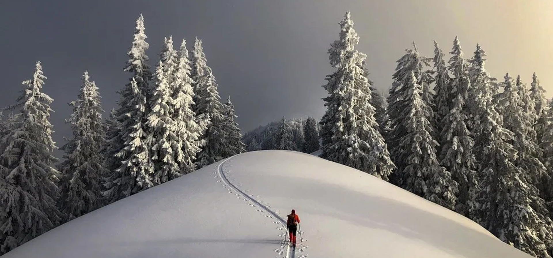 Una esquiadora asciende la montaña Chimmispitz, el 18 de marzo de 2021 en San Margarethen Berg, Suiza. Foto: EFE/EPA