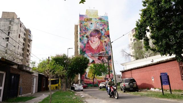 Rosario ya tiene otro mural de Messi: lo retrata de pequeño frente al club que lo vio nacer