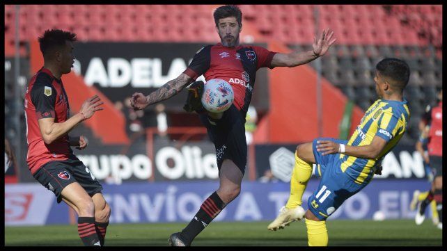 Pablo Pérez, de buen primer tiempo, anticipa a Ferreyra. Fue amonestado y se retiró en el segundo tiempo reemplazado por Fernando Beluschi.