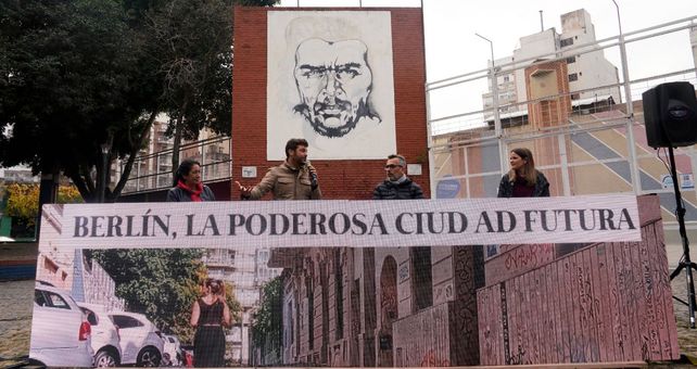 Una mesa con todas las partes que abrirán el primer Museo del Che en Rosario se armó este viernes en la plaza de la Cooperación.