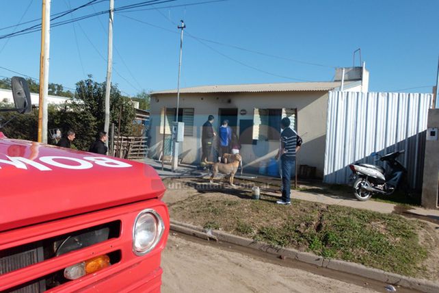 Dejaron una vela prendida, tomó fuego una pieza y rescataron a varios chicos del interior