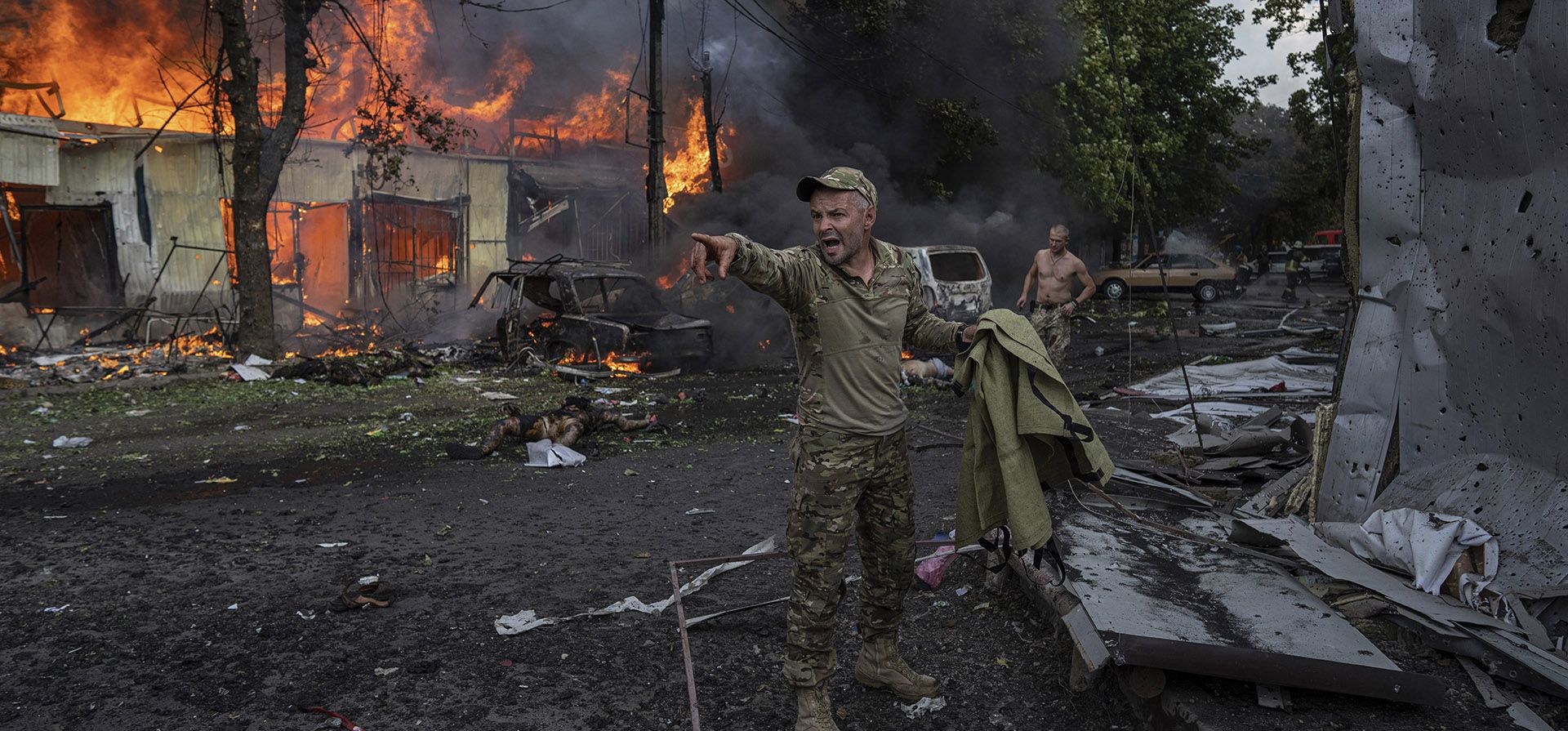 Un militar ucraniano grita a los paramédicos frente a los cadáveres después de un ataque con cohetes rusos contra el mercado de alimentos en el centro de la ciudad de Kostiantynivka, Ucrania, el miércoles 6 de septiembre de 2023. (Foto AP/Evgeniy Maloletka) Un militar ucraniano grita a los paramédicos frente a los cadáveres después de un ataque con cohetes rusos contra el mercado de alimentos en el centro de la ciudad de Kostiantynivka, Ucrania, el miércoles 6 de septiembre de 2023. (Foto AP/Evgeniy Maloletka)