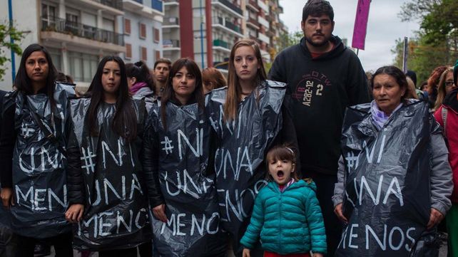 Una multitud vestida de negro marchó contra la violencia de género y los femicidios