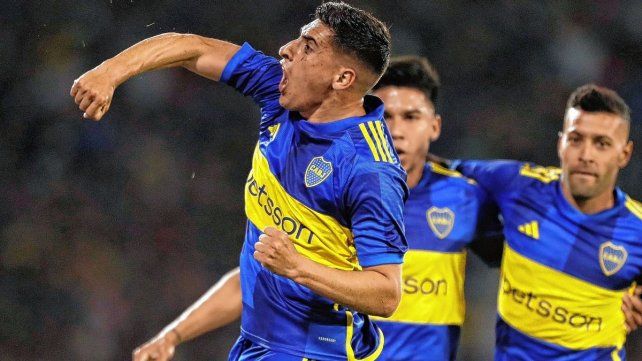 Miguel Merentiel festeja uno de sus dos goles para Boca.