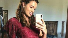 Oriana Sabatini con pancita, pero encarnando un personaje en una serie para Netflix. Oriana Sabatini con pancita, pero encarnando un personaje en una serie para Netflix.