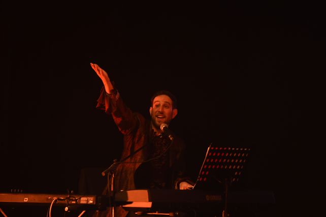 Sebastián Furman tocó, cantó y dirigió los coros del público en un show con tono didáctico basado en su podcast.