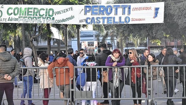 Militantes y sindicatos en apoyo del gobernador en la Legislatura.