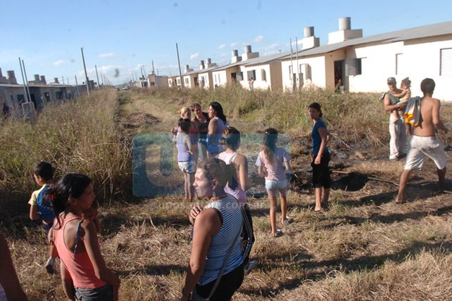 Contra toda intimación, las dos tomas de viviendas siguen firmes