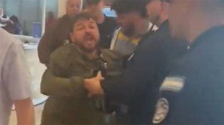 Juan Grabois protagonizó un escandaloso cruce con un grupo de personas que lo cuestionaron en el aeropuesto de Ezeiza.