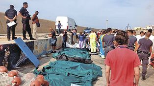 300 muertos frente a la isla de Lampedusa por un naufragio