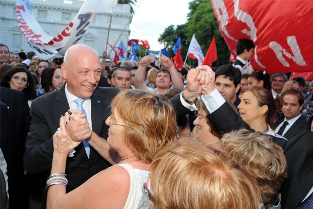 Las nuevas autoridades realizaron la tradicional caminata desde la Legislatura hasta Casa de Gobierno