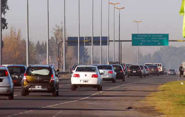 A full. Más de dos mil vehículos por hora pasaban ayer a la mañana por el peaje de Sanborombón