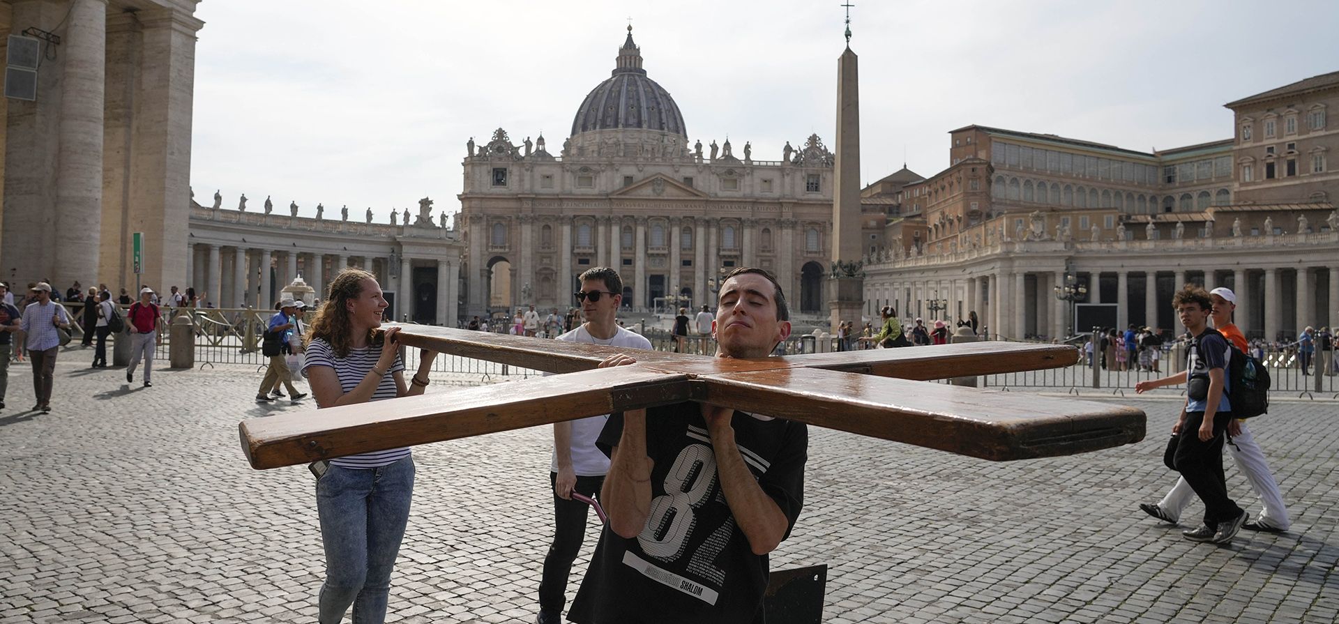 Jóvenes llevan una cruz de madera fuera de la Plaza de San Pedro después de asistir a una oración en el Vaticano, el viernes 26 de mayo de 2023. El Papa Francisco se saltó las reuniones el viernes porque tenía fiebre después de un día particularmente ocupado, dijo el Vaticano. (Foto AP/Gregorio Borgia) Jóvenes llevan una cruz de madera fuera de la Plaza de San Pedro después de asistir a una oración en el Vaticano, el viernes 26 de mayo de 2023. El Papa Francisco se saltó las reuniones el viernes porque tenía fiebre después de un día particularmente ocupado, dijo el Vaticano. (Foto AP/Gregorio Borgia)