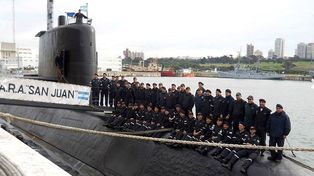 Tripulantes del ARA San Juan posan en el puerto. La desaparición de la nave enlutó al país.