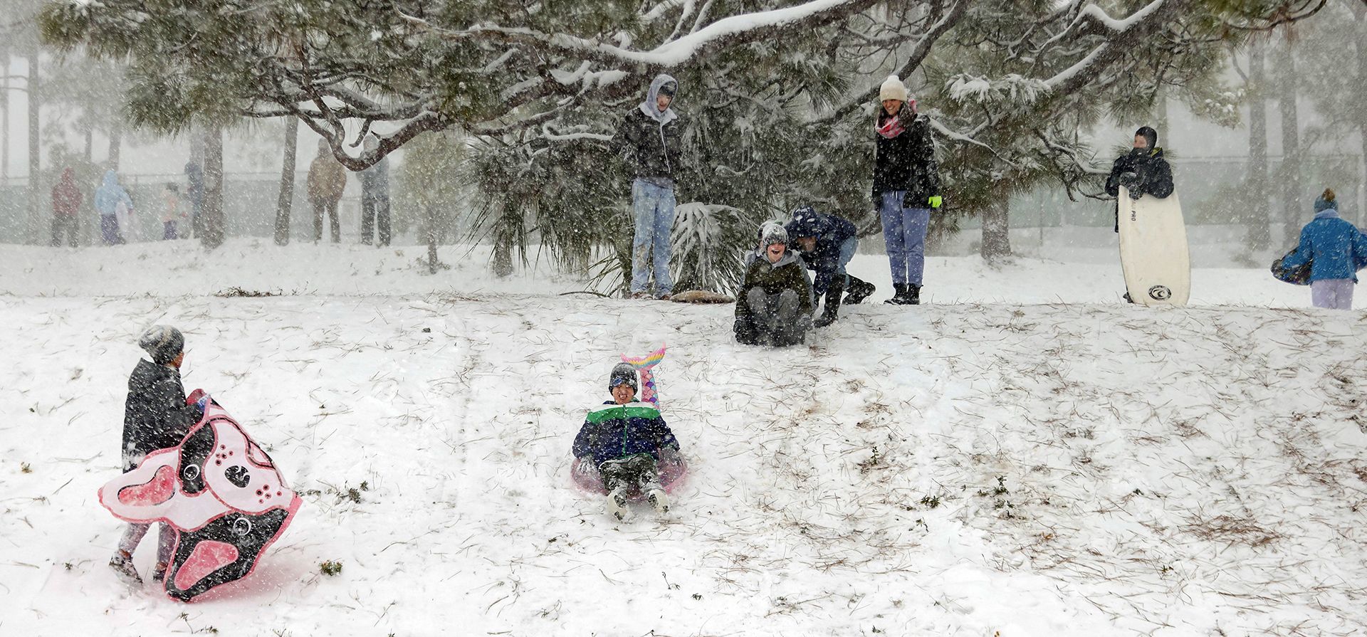 Familias se reunieron en Bayview Park para disfrutar de los más de quince centímetros de nieve que se acumularon el martes 21 de enero de 2025 en Pensacola, Florida. (Luis Santana/Tampa Bay Times vía AP) Familias se reunieron en Bayview Park para disfrutar de los más de quince centímetros de nieve que se acumularon el martes 21 de enero de 2025 en Pensacola, Florida. (Luis Santana/Tampa Bay Times vía AP)