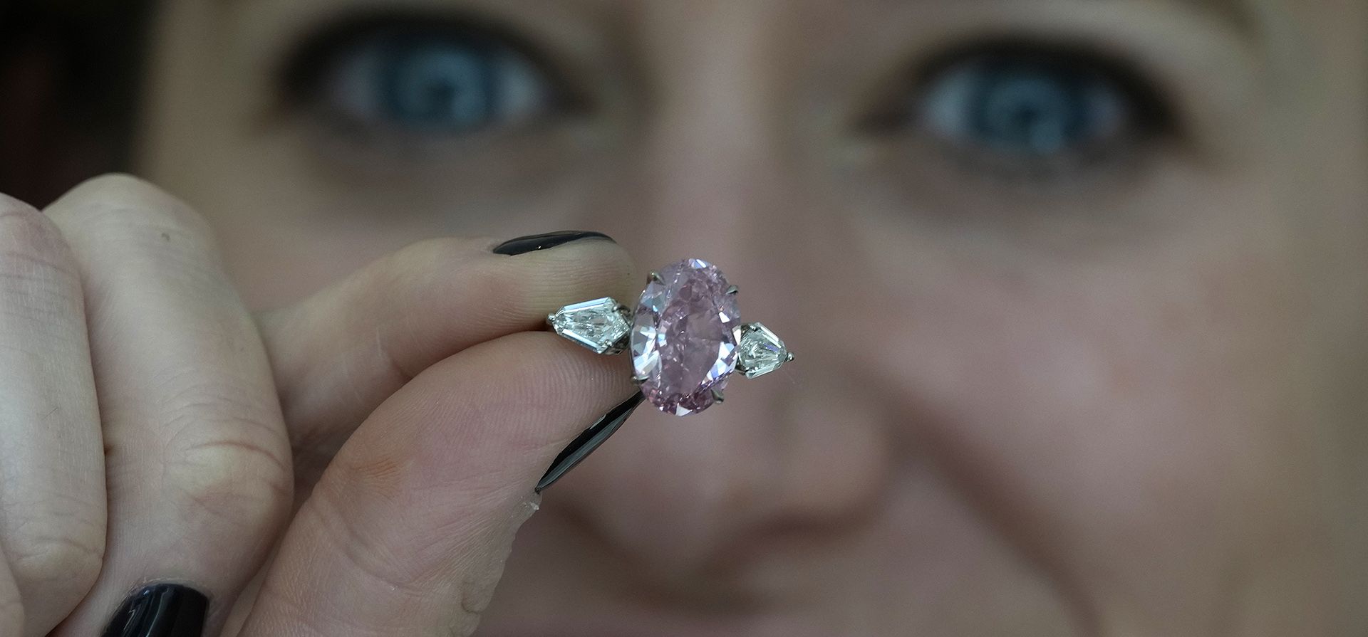 Un empleado de Phillips muestra el anillo de diamantes Fancy Vivid Pink, que pesa 6,21 quilates, durante una vista previa de prensa de Jewellery Highlights antes de la casa de subastas de Phillips Geneva Jewels Auction, el viernes 12 de abril de 2024 en Londres. El anillo de diamantes Fancy Vivid Pink es estimado en 10.500.000-15.000.000 USD. (Foto AP/Frank Augstein) Un empleado de Phillips muestra el anillo de diamantes Fancy Vivid Pink, que pesa 6,21 quilates, durante una vista previa de prensa de Jewellery Highlights antes de la casa de subastas de Phillips Geneva Jewels Auction, el viernes 12 de abril de 2024 en Londres. El anillo de diamantes Fancy Vivid Pink es estimado en 10.500.000-15.000.000 USD. (Foto AP/Frank Augstein)