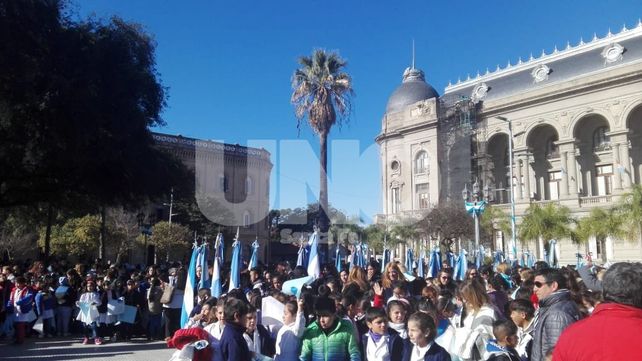 Miles de niños santafesinos juraron lealtad a la bandera nacional