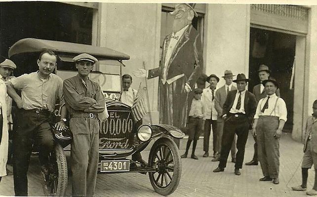 Los viajeros de la travesía promocional de Ford fueron tres mecánicos cuyas identidades no trascendieron, eclipsados por la figura del auto, su potencial y durabilidad.