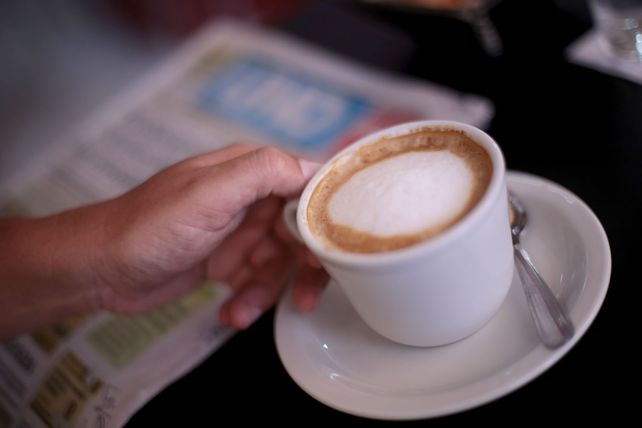 Leer el diario y tomar un cortado. Foto UNO Juan Ignacio Pereira.&nbsp;