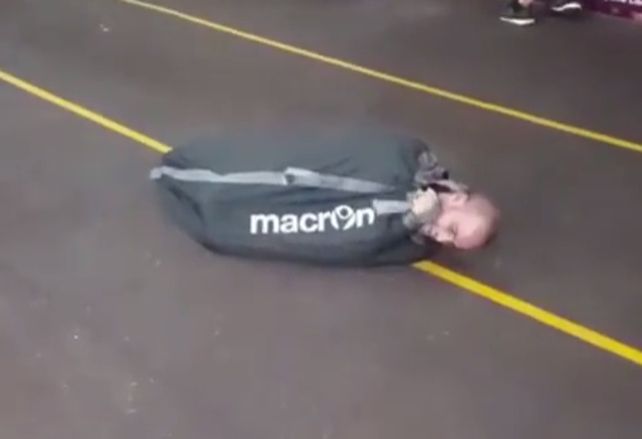 Los jugadores de Lanús festejaron el triunfo en el clásico con una broma al cocinero del plantel