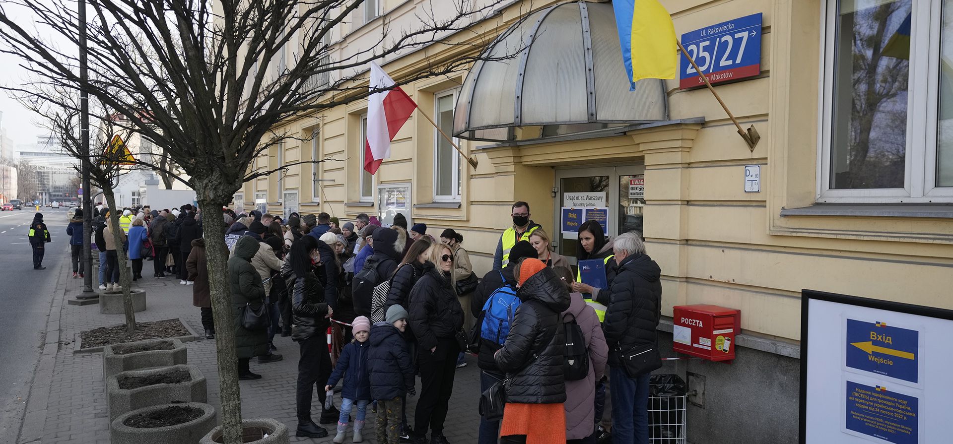 Refugiados ucranianos hacen fila para solicitar un número de identidad nacional en Varsovia, Polonia, el miércoles 16 de marzo de 2022. El miércoles fue el primer día en que los ucranianos que huyeron de la guerra en casa pudieron solicitar un número de identificación polaco que les dará acceso a los servicios públicos como la atención médica y la educación.