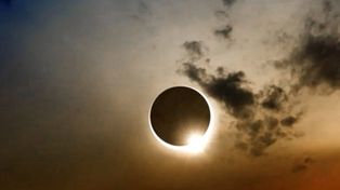 Recomiendan no mirar directamente al sol para evitar daños.