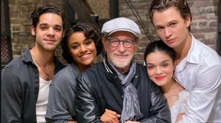 Steven Spielberg y parte del elenco que protagoniza la nueva versión de un clásico como West Side Story.&nbsp;