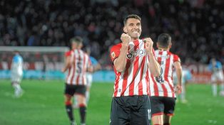 Mauro Boselli festeja el gol del triunfo para Estudiantes ante Racing.