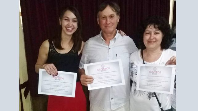 Finalizó la secundaria junto a su mamá y su papá
