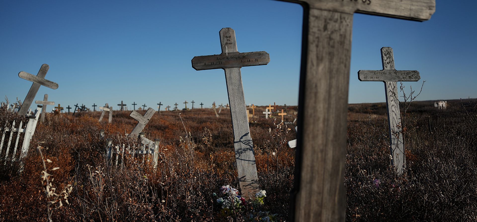 Lápidas están inclinadas debido al deshielo del permafrost en un cementerio de Kotzebue, Alaska, el viernes 26 de septiembre de 2025. (Foto AP/Annika Hammerschlag) Lápidas están inclinadas debido al deshielo del permafrost en un cementerio de Kotzebue, Alaska, el viernes 26 de septiembre de 2025. (Foto AP/Annika Hammerschlag)