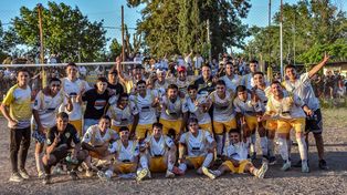 Asociación Rosarina de Fútbol. Los papales vencieron a Rosario Central y siguen en lo más alto de la Primera A.