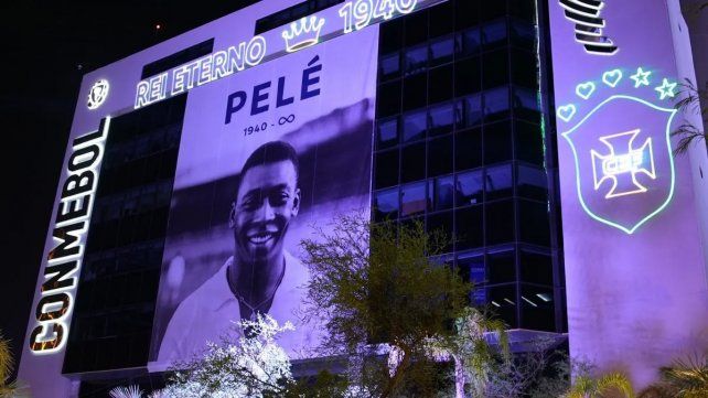 Conmebol ilumina su sede en homenaje a Pelé