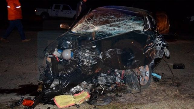 Son dos los fallecidos al chocar un auto contra una maquina vial en la banquina de ruta 18