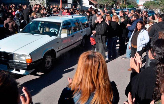 Cortejo. Los restos de la joven de Monte Hermoso fueron enterrados en un cementerio de Coronel Dorrego.