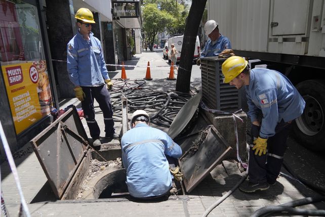 Una cuadrilla de la EPE trabajó este miércoles en la zona de Santa Fe y Paraguay.