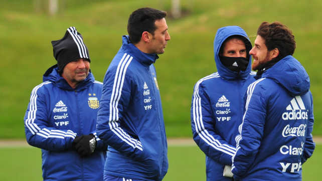 Scaloni junto a Aimar en primer plano