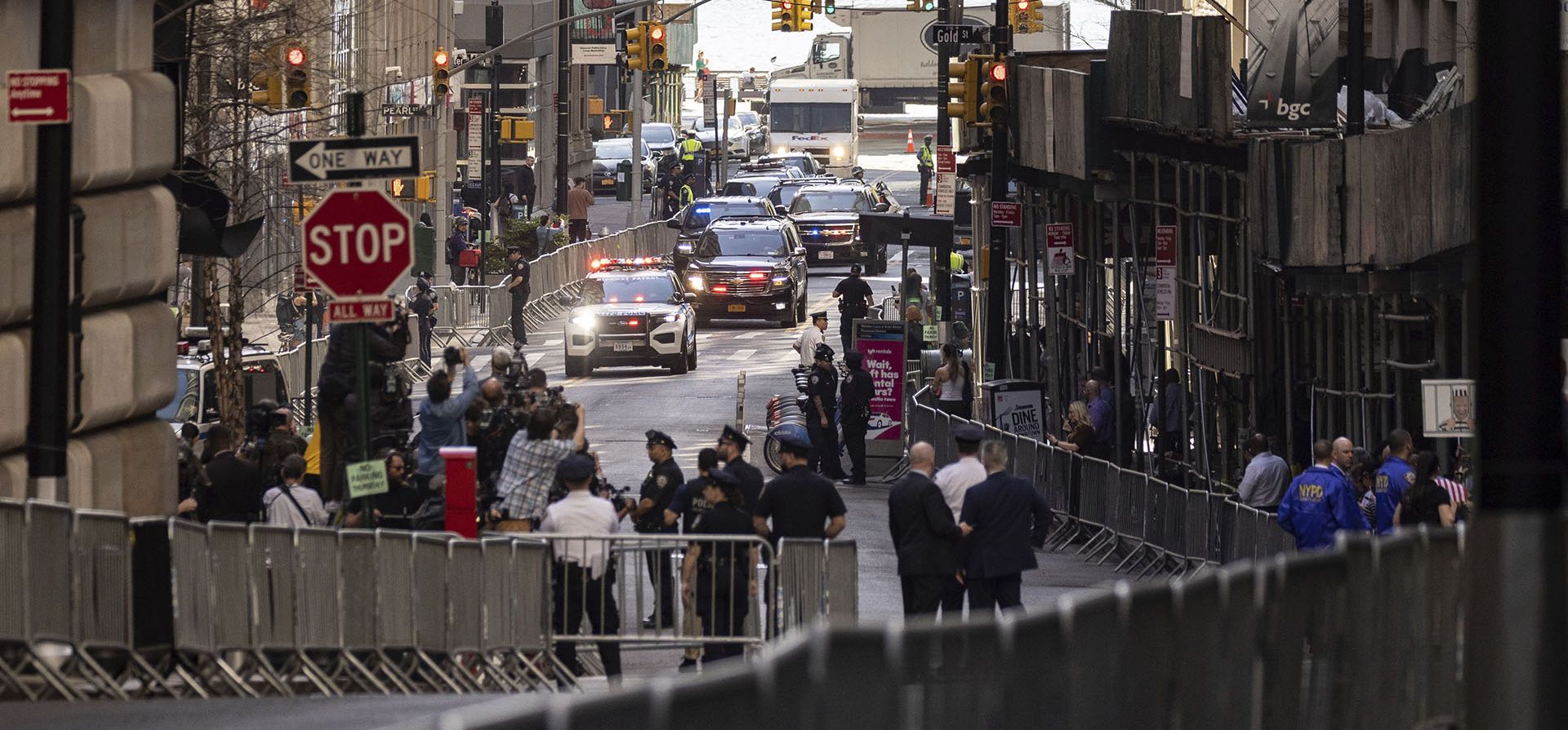 La caravana del expresidente Donald Trump llega al edificio de la oficina del Fiscal General para declarar en una investigación civil en Nueva York, el jueves 13 de abril. Trump tiene previsto reunirse con los abogados de la fiscal general Letitia James, quien demandó a Trump el año pasado. Su demanda afirma que Trump y su familia engañaron a bancos y socios comerciales al darles información falsa sobre su patrimonio neto y el valor de activos como hoteles y campos de golf. (Foto AP/Yuki Iwamura)