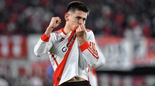 Claudio Echeverri festeja su gol para River.