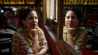 En la Rosario de Melina Torres, que es también la de su personaje fetiche, Silvana Aguirre, los bares, los carritos del parque, los bodegones son parte ineludible de su paisaje.&nbsp; 